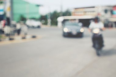 Yoldaki araba bulanık.