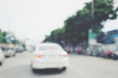 Yoldaki araba bulanık.