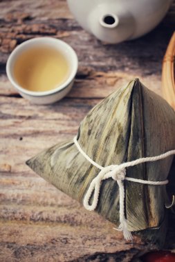 Sıcak çay ile Zongzi