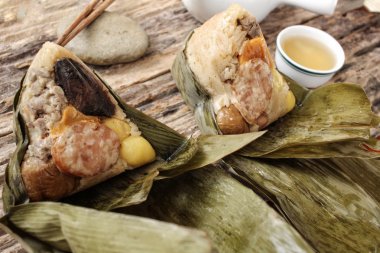 Sıcak çay ile Zongzi