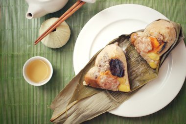 Sıcak çay ile Zongzi