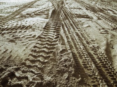 Topraktaki tekerlek izleri.