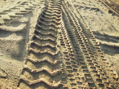 Topraktaki tekerlek izleri.