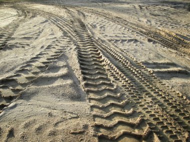 Topraktaki tekerlek izleri.