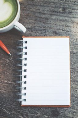 Boş not defteri ve kalem ofis masaları yeşil çayı ile