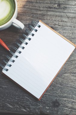 Boş not defteri ve kalem ofis masaları yeşil çayı ile