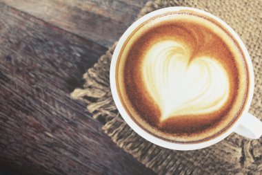 Klasik latte sanat kahvesi. 