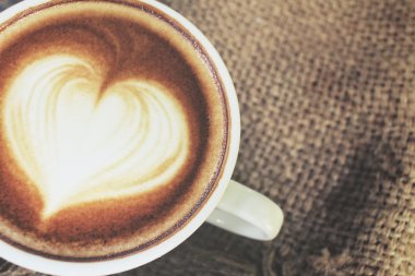 Klasik latte sanat kahvesi. 