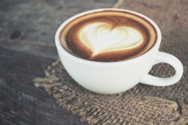 Klasik latte sanat kahvesi. 