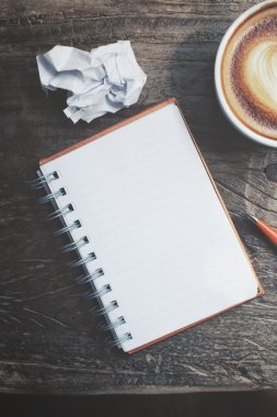 Boş not defteri ve kalem ile latte sanat Ofis Masası üzerinde kahve