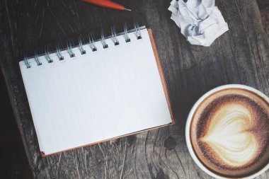 Boş not defteri ve kalem ile latte sanat Ofis Masası üzerinde kahve