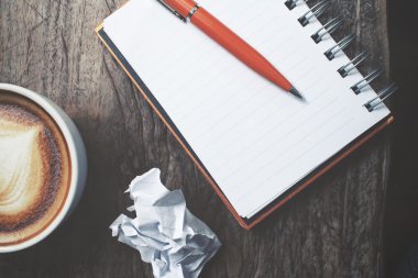 Boş not defteri ve kalem ile latte sanat Ofis Masası üzerinde kahve