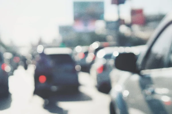 道路上の車のせいで — ストック写真