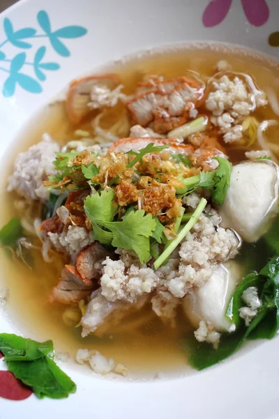 Локшина в супі азіатського стилю — стокове фото