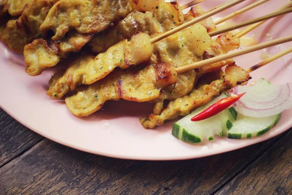 Gegrilltes Schweinefleisch mit Currysoße — Stockfoto