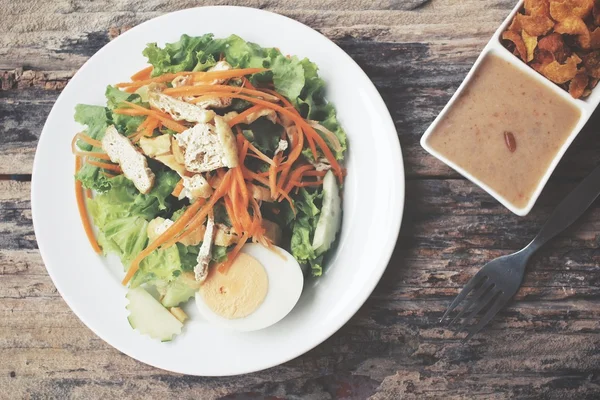 Insalata con tofu e salsa di arachidi — Foto Stock