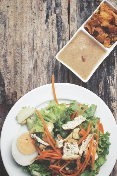 Салат с тофу и арахисовым соусом — стоковое фото