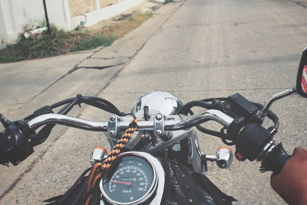 Motorista de moto na estrada — Fotografia de Stock