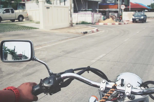 Föraren Rider motorcykel på vägen — Stockfoto