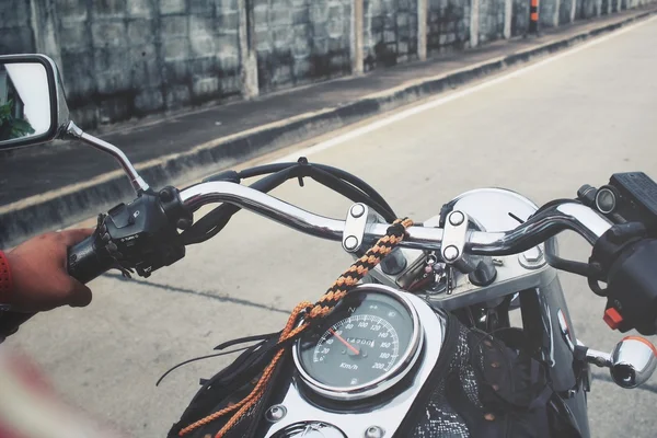 Motorista de moto na estrada — Fotografia de Stock