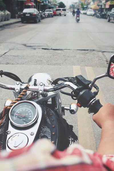 Водитель мотоцикла на дороге — стоковое фото