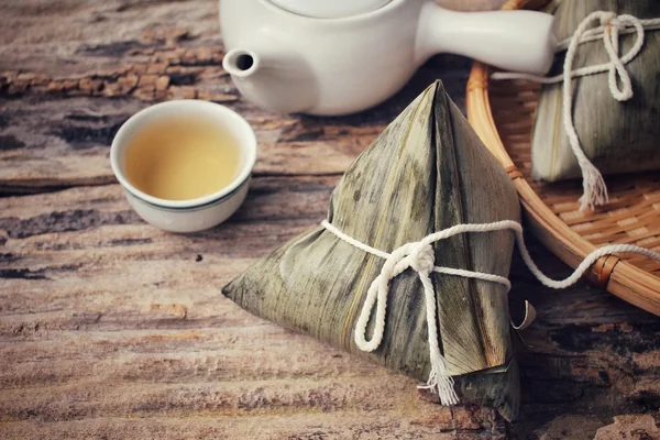 Zongzi dengan teh panas — Stok Foto