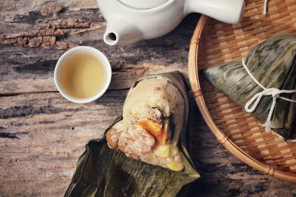 Zongzi met hete thee — Stockfoto