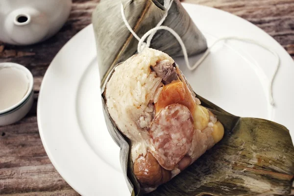 Zongzi med varmt te — Stockfoto