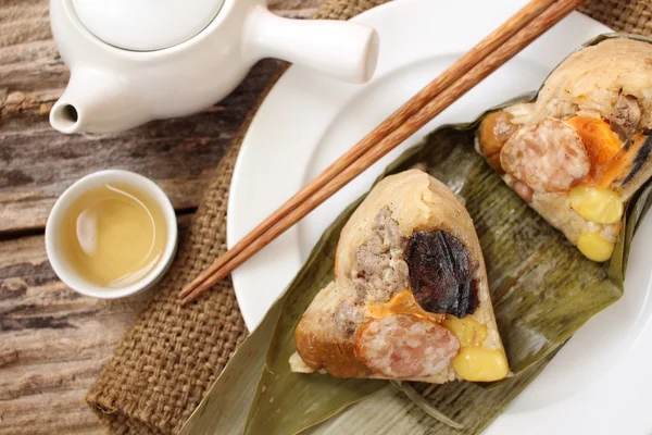 Sıcak çay ile Zongzi — Stok fotoğraf