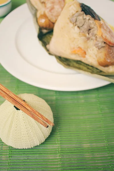 Zongzi met hete thee — Stockfoto