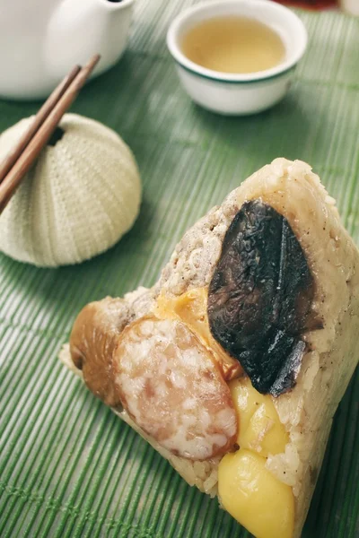 Zongzi med varmt te — Stockfoto