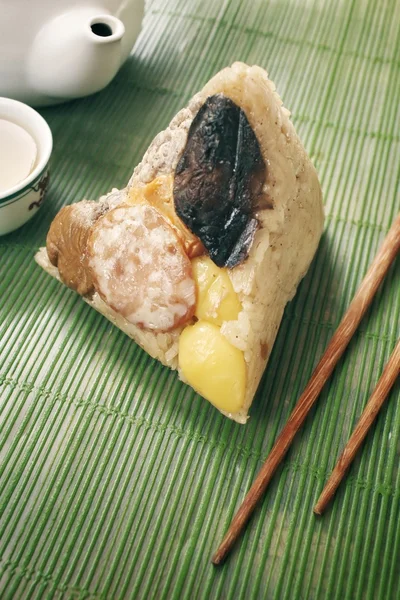 Zongzi med varmt te — Stockfoto