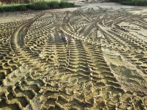 Tracce di ruote sul terreno. — Foto Stock