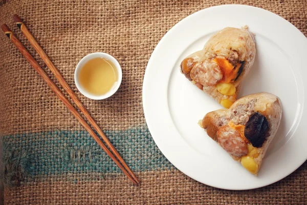 Sıcak çay ile Zongzi — Stok fotoğraf