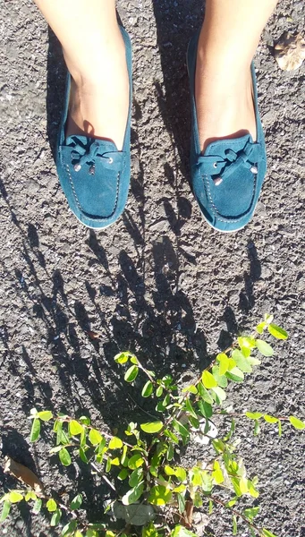 Selfie av skor och blad med skugga — Stockfoto