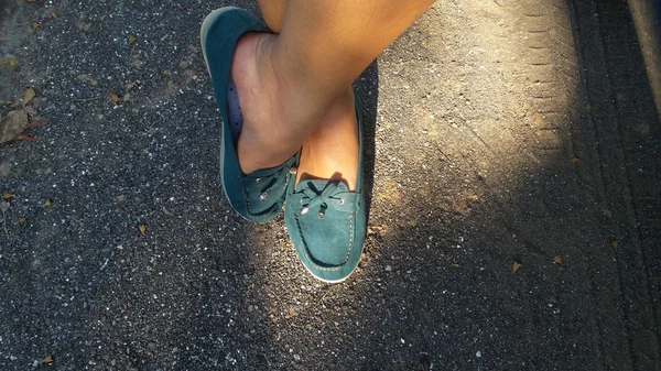 Селфи обуви с тенью — стоковое фото