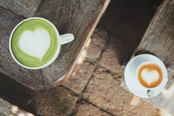 Teh hijau dan susu dengan kopi seni latte — Stok Foto