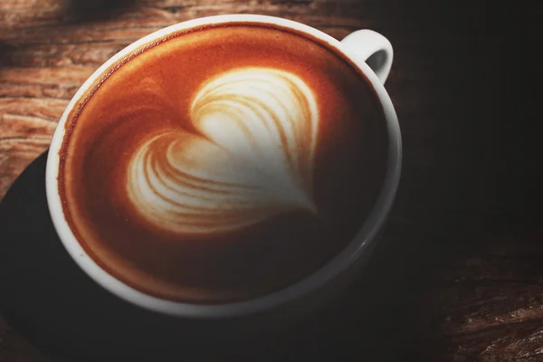 Café de arte de latte vintage com sombra — Fotografia de Stock