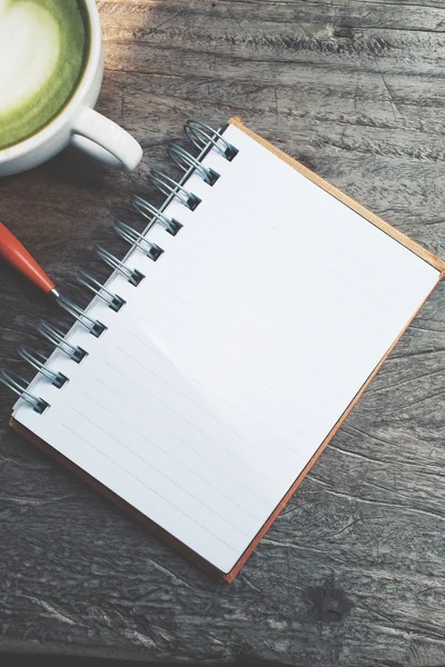 Lege Kladblok en pen met groene thee op office tafel — Stockfoto