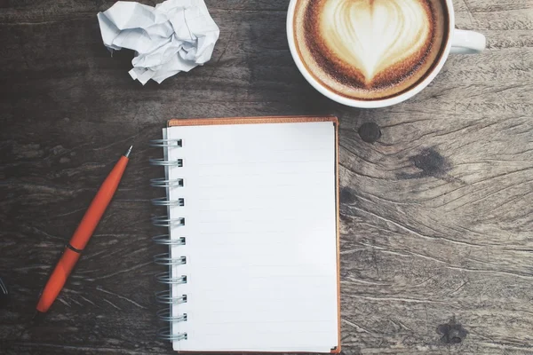 Boş not defteri ve kalem ile latte sanat Ofis Masası üzerinde kahve — Stok fotoğraf