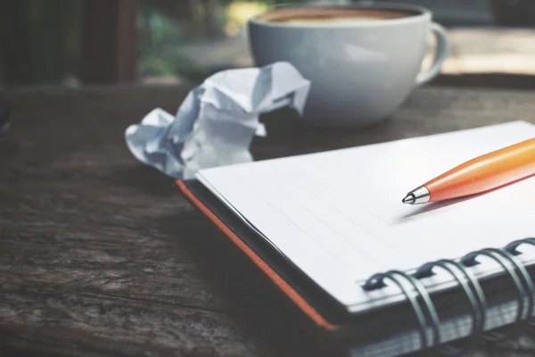 Bloco de notas em branco e caneta com café arte latte na mesa de escritório — Fotografia de Stock