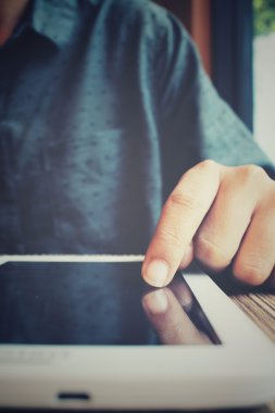 işkadını kafede tablet kullanma