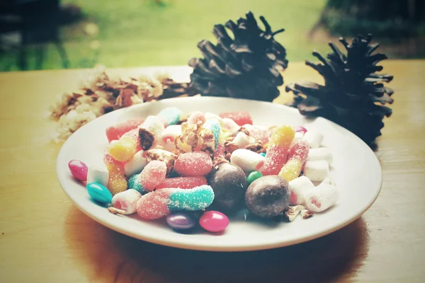 초콜릿과 마쉬 멜 로우와 함께 혼합된 할로윈 사탕 — 스톡 사진