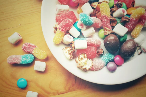 Blandade halloween godis med choklad och marshmallow — Stockfoto