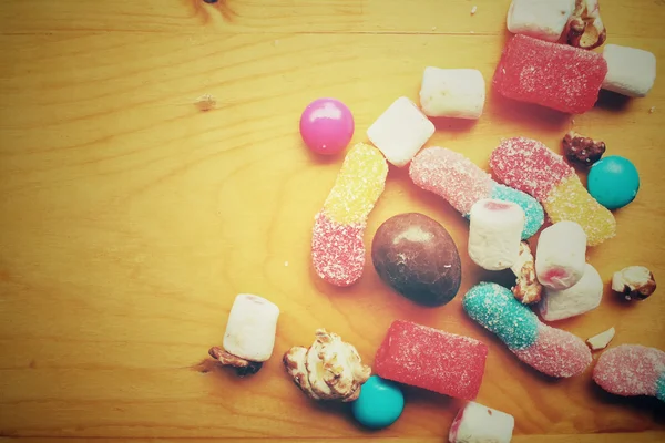 Змішані цукерки на Хеллоуїн з шоколадом і зефіром — стокове фото
