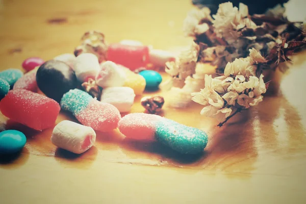 Смешанные конфеты на Хэллоуин с шоколадом и зефиром — стоковое фото
