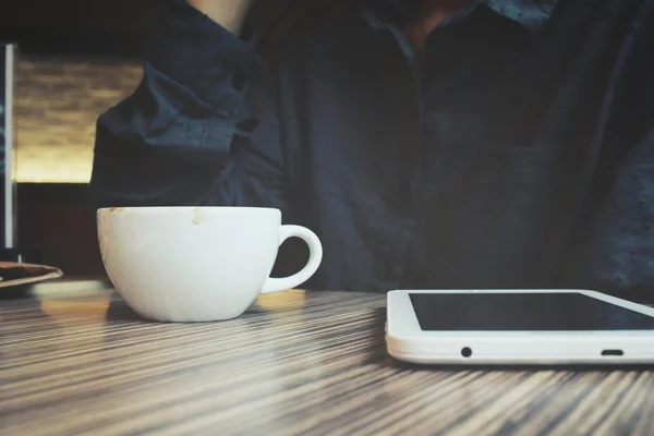 Бізнес-леді, використовуючи планшет в кафе — стокове фото
