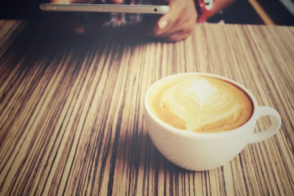 Café vintage latte art avec tablette — Photo