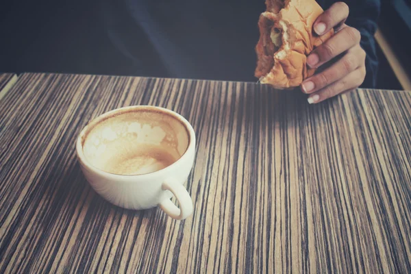 Hambúrguer com xícara de café — Fotografia de Stock