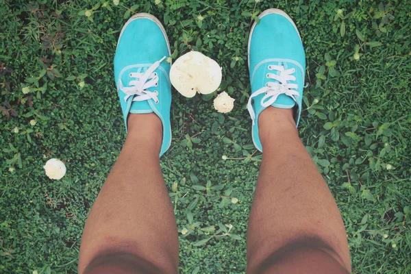 Селфи кроссовок с грибами на траве — стоковое фото